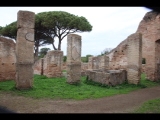 05330 ostia - regio iii - insula x - caseggiato del serapide (iii,x,3) - hof - bli ri nordwesten - 01-2024.jpg